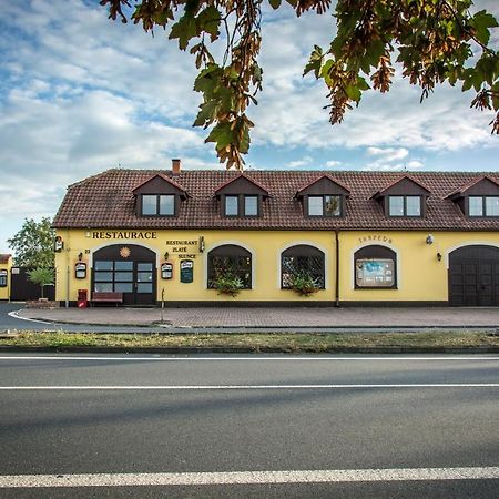 Penzion Zlate Slunce Chocenice Exteriör bild