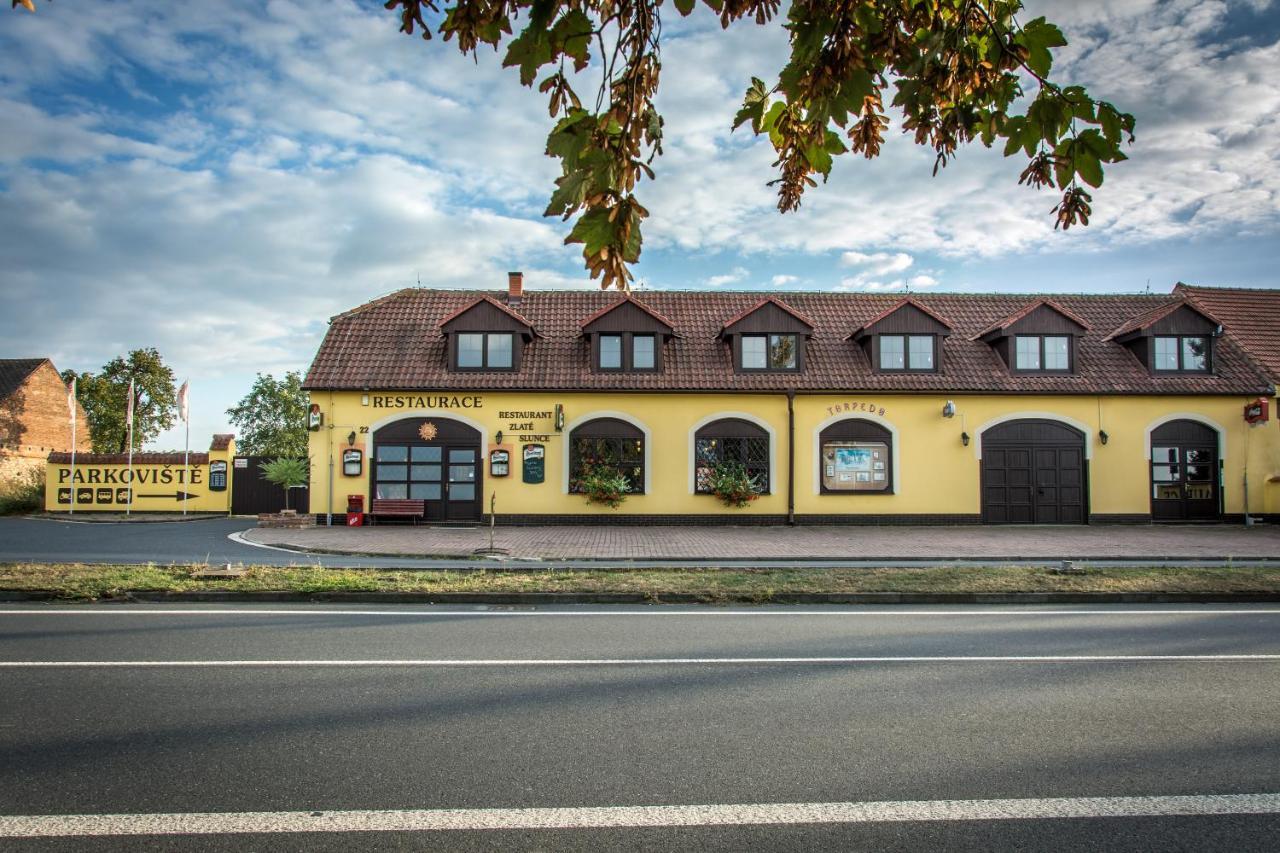 Penzion Zlate Slunce Chocenice Exteriör bild