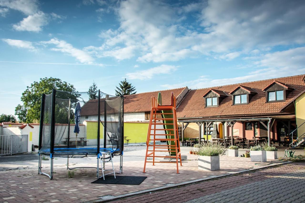 Penzion Zlate Slunce Chocenice Exteriör bild